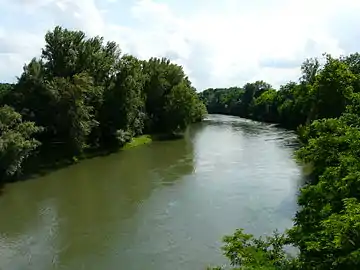 La Garonne marque la limite entre Rieux-Volvestre (à gauche) et Saint-Julien-sur-Garonne.