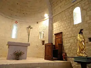 Autel, croix, et sculpture du Christ pour les processions.