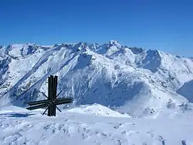 Vue des Gärstenhörner, au centre de la photo, derrière la croix, depuis le sommet du Sidelhorn.