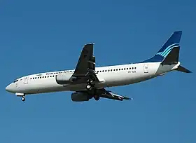 PK-GZC,  le Boeing 737-400 de Garuda, ici photographié à Singapour en 2005, 2 ans avant l'accident