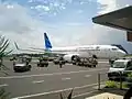 Boeing 737-NG de Garuda Indonesia à l'aéroport de Yogyakarta.