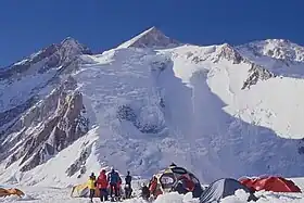 Vue du Gasherbrum III à gauche et du Gasherbrum II au centre.