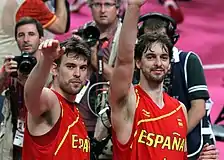 Deux basketteurs espagnols côte à côte.