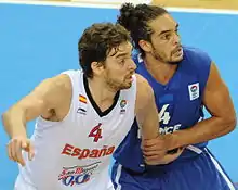 Pau Gasol, à la lutte avec  Joakim Noah, lors de l'Euro 2011