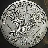 Pièce de monnaie représentant un aigle volant devant le soleil levant, treize étoiles et les inscriptions United States of America, One Dollar et E Pluribus Unum.