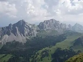 La dent de Ruth à gauche et la dent de Savigny à droite.