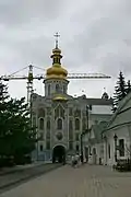 La façade est de l'église-porte.