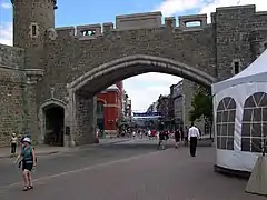 La porte Saint-Jean, l’une des trois portes permettant d’accéder au quartier historique à travers les fortifications.