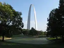 L'arche avec l'un des étangs du Jefferson National Expansion Memorial.