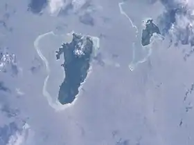 Image satellite de Gau (au centre) et de Nairai (à droite) entourée par des barrières de corail.