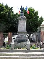 Le monument aux morts est à proximité de l'église.