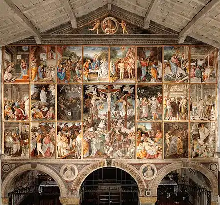 Image montrant une grande cloison soutenue par trois arcs ronds, peinte à fresque et atteignant en triangle le plafond.