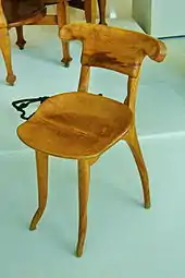 Chaise en bois clair.