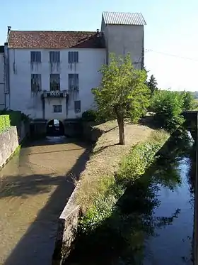 Le moulin du Pont sur l'Avance, à la confluence du Sérac (à droite) (sept. 2014)