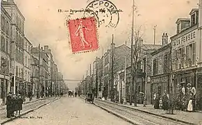 La RN 19 à Ivry, vers 1907. La voie y était établie hors de la chaussée routière.