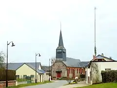 L'église avec son « arbre de mai ».