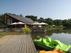 Le bar-restaurant et des pédalos, au cœur du parc.