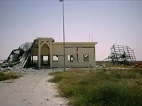 Vue d'un bâtiment de l'aéroport en partie détruit