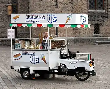Modèle motorisé à trois roues pour vendre des glaces. Ici à La Haye aux Pays-Bas, dans le Binnenhof en 2009.