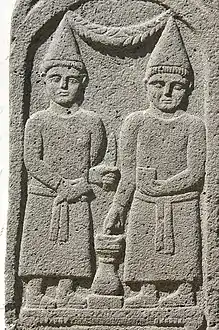 Deux prêtres sur une stèle funéraire. Basalte, époque romaine, IIe siècle ap. JC.