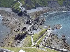 L'escalier de Gaztelugatxe (Pays basque) représente l'escalier menant à Peyredragon dans la saison 7.