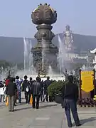 Fontaine avec le Grand Bouddha dans le lointain