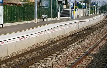 Rehaussement partiel des quais facilitant l'accès au train.