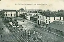 On distingue parfaitement le plan de voie du tramway devant la gare de Clermont, sur cette carte oblitérée en 1916.