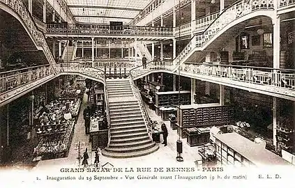 Intérieur du Grand bazar de la rue de Rennes.