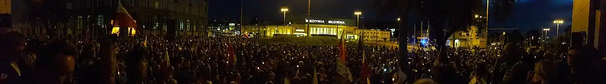 « Une chaîne de lumière » - manifestation populaire « pour la défense des tribunaux », le 22 juillet 2017, sur la place de la constitution devant le tribunal du district de Gdynia