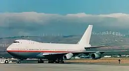 Un CF34-8 monté sur le pylône no 2 (intérieur) du Boeing 747-100 de tests de General Electric, à Mojave Airport, en 2002.