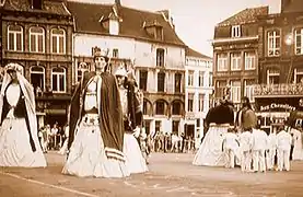 Les géants d'Ath sur la Grand-Place de Mons en 1976.