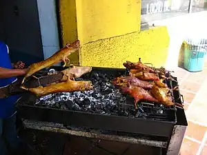 Cuys servis grillés en Équateur.