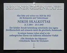 Photographie de la plaque mémoriale où a vécu Skalkóttas à Berlin