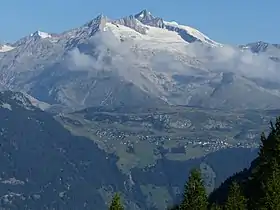Vue du Geisshorn (au centre à gauche), avec, à sa droite, le Sattelhorn et l'Aletschhorn (au centre).