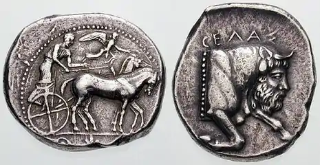 Tétradrachme de Géla : aurige sur son char de guerre (bige) ; CELAΣ, protomé de taureau à face humaine, figurant le fleuve Géla.