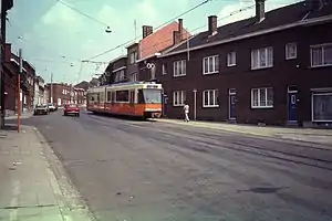 1982 Motrice BN LRV sur la ligne 90 à La Louvière entrant sur une section en voie unique, le signal d'entrée est vert autorisant la motrice à s'engager sur la voie unique, à l'arrière, le signal de protection arrière est également allumé empêchant un tramway circulant dans le même sens de s'engager sur la section à voie unique.