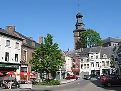 Le beffroi et la place de l'hôtel de ville