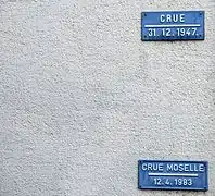 Deux plaques indiquant le niveau des crues de la Moselle sur le mur d'un immeuble de Bech-Kleinmacher, Luxembourg. En haut, le niveau atteint le 31 décembre 1947, en bas, le 12 avril 1983.