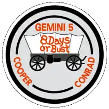 Écusson circulaire avec un chariot au centre et les inscriptions Gemini 5, 8 days or bust, Cooper et Conrad.