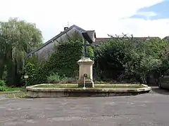 La fontaine du centre du village.