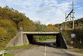 Le pont ferroviaire près de la gare ; à droite : l'accès aux voies 2 et 3. Ce pont supportait jadis quatre voies.