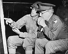 Photo en noir et blanc de McNair avec le général Omar Bradley pendant les manœuvres en Louisiane.