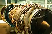 Vue rapprochée d'un CJ805-23. On distingue nettement la particularité de ce turbofan : l'emplacement arrière de la soufflante (aft fan). En arrière de celle-ci, on entrevoit les volets déployés de l'inverseur de poussée.