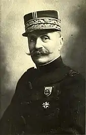 Général Foch, photographié de buste, en uniforme portant un képi et souriant légèrement