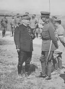 Photographie noir et blanc de deux hommes en uniformisant discutant.