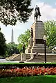 Monument en hommage à W. T. Sherman avec le Washington Monument en arrière-plan.