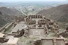 Takht-i-Bahi, fondé au Ier siècle. Vue générale vers la plaine. Centre : plateforme du grand stupa, IIe siècle. Au fond, les cellules des moines.