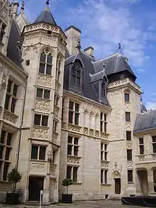 Une des façades de la cour intérieure du Palais Jacques Cœur.