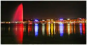 Jet d'eau illuminé de rouge.